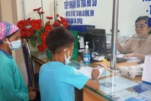 Mua bảo hiểm y tế cho học sinh ở huyện Bát Xát, Lào Cai. (Ảnh: Quốc Hồng)