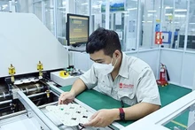 Lao động ở Công ty CP Bóng đèn Phích nước Rạng Đông, Hà Nội (Ảnh minh họa: DUY ĐĂNG).