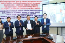 Đại diện lãnh đạo Bộ Lao động-Thương binh và Xã hội, Trung tâm Lao động ngoài nước dự lễ ký kết Chương trình “Hand in hand for international talents”, tháng 11/2022 (Ảnh: Molisa).