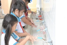 Học sinh Trường tiểu học Hồ Đức Thắng được hướng dẫn rửa tay giữ gìn vệ sinh cá nhân. (Ảnh: SNV)