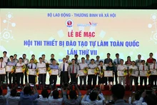 Trao thưởng cho các cá nhân đoạt giải tại Hội thi. (Ảnh: GDVT)