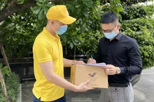 Nhân viên Bưu điện Việt Nam chuyển phát đến tận tay khách hàng và thu tiền trực tiếp (Ảnh: VietnamPost).