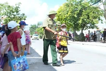 Mô hình tự quản về an ninh trật tự tại cổng trường học ở xã An Ninh, huyện Tiền Hải, tỉnh Thái Bình. (Ảnh: Mai Tú)