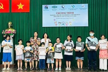 Trung tâm Công tác xã hội-Giáo dục dạy nghề thiếu niên Thành phố, Sở Lao động-Thương binh và Xã hội Thành phố Hồ Chí Minh, tặng quà cho trẻ em có hoàn cảnh đặc biệt, khó khăn nhân dịp Tết Nguyên đán Ất Tỵ 2025. (Ảnh: NFVC)