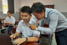 Học sinh Trường THPT chuyên Lê Hồng Phong Thành phố Hồ Chí Minh học AI tại trường (Ảnh CAO TÂN)
