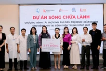 Lãnh đạo Quỹ Bảo trợ trẻ em Việt Nam và Quỹ Khởi sự từ tâm trao tượng trưng 2 tỷ đồng hỗ trợ Khoa Nhi, Bệnh viện Trung ương Huế. (Ảnh NFVC)