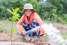 Phụ nữ được hưởng lợi từ dự án “Nước là sự sống”. (Ảnh: UN Women)