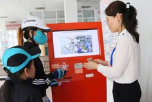 Hướng dẫn bệnh nhân thực hiện thao tác ứng dụng công nghệ số.