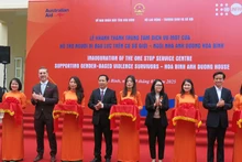 Các đại biểu cắt băng khánh thành Ngôi nhà Ánh Dương tại Hòa Bình. (Ảnh: NGÂN ANH)