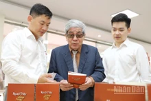 Giáo sư Hà Minh Đức và các học trò bên ấn phẩm mới “Người thầy và những trang sách” .