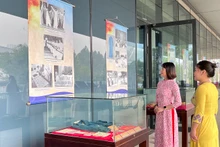 Hơn 100 hình ảnh, tư liệu hiện vật được trưng bày tại triển lãm. (Ảnh: THU TRANG)