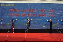 Khai mạc Phiên giao dịch việc làm Quận Hà Đông. (Ảnh: THU DUYÊN) 