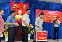 Các đồng chí trong Thường trực Thành ủy Bạc Liêu (tỉnh Bạc Liêu) gương mẫu đi đầu trong việc đóng góp ủng hộ nhân dân các tỉnh miền bắc bị thiệt hại nặng nề do thiên tai. (Ảnh: TRỌNG DUY)