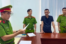 Cơ quan Cảnh sát điều tra Công an tỉnh Bạc Liêu tống đạt quyết định khởi tố, bắt tạm giam bị can Lê Trọng Bằng. (Ảnh: Trọng Thức)