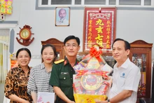 Đồng chí Phạm Văn Thiều, Chủ tịch Ủy ban nhân dân tỉnh Bạc Liêu, đến thăm, tặng quà, chúc mừng gia đình tân binh Đỗ Như Ý ở thị xã Giá Rai, nhập ngũ đầu xuân 2025. (Ảnh VĂN ĐÔNG)