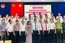 Các đồng chí trong Ban Thường vụ Tỉnh ủy Bạc Liêu với các đồng chí vừa được trao quyết định giám đốc, phó giám đốc các sở trực thuộc Ủy ban nhân dân tỉnh. Ảnh: TRỌNG DUY