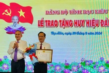 Đồng chí Lữ Văn Hùng, Ủy viên Trung ương Đảng, Bí thư Tỉnh ủy Bạc Liêu trao Huy hiệu 30 năm tuổi Đảng cho đồng chí Phạm Văn Thiều, Phó Bí thư Tỉnh ủy, Chủ tịch Ủy ban nhân dân tỉnh Bạc Liêu. Ảnh: TRỌNG DUY