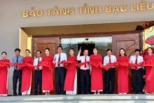 Đồng chí Võ Văn Dũng, Ủy viên Trung ương, Phó Trưởng ban Thường trực Ban Nội chính Trung ương (đứng giữa) cắt băng khánh thành dự án Bảo tàng tổng hợp tỉnh Bạc Liêu. Ảnh: TRỌNG DUY