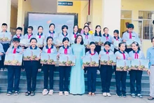 Nhà báo Trọng Duy, Trưởng Văn phòng đại diện Báo Nhân Dân tại Bạc Liêu và cô Trần Kim Thi, Bí thư Chi bộ, Hiệu trưởng Trường trung học cơ sở Lê Thị Cẩm Lệ (thành phố Bạc Liêu) trao tặng phụ san đặc biệt Cột cờ Hà Nội cho các em học sinh.