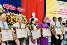 Các đơn vị trong ngành giáo dục-đào tạo Bạc Liêu có thành tích xuất sắc được Ủy ban nhân tỉnh trao tặng bằng khen. (Ảnh: TRỌNG DUY)