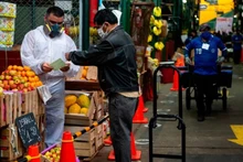Người dân mua sắm tại một khu chợ ở thủ đô Lima của Peru. (Ảnh: Bloomberg)