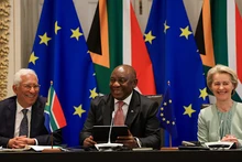 Tổng thống Nam Phi Cyril Ramaphosa, Chủ tịch Hội đồng Châu Âu Antonio Costa và Chủ tịch Ủy ban Châu Âu Ursula von der Leyen tham dự hội nghị thượng đỉnh EU-Nam Phi lần thứ 8, ngày 13/3/2025. (Ảnh: Reuters/TTXVN)