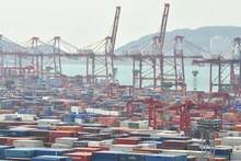 Container hàng hóa được bốc dỡ tại cảng Busan, Hàn Quốc. (Ảnh: AFP/TTXVN)