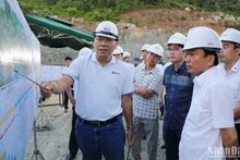 Thứ trưởng Giao thông vận tải Nguyễn Danh Huy (thứ 2 từ phải sang) trực tiếp thị sát và chỉ đạo giải quyết các vấn đề "nóng" tại dự án cao tốc đoạn Quảng Ngãi-Hoài Nhơn.