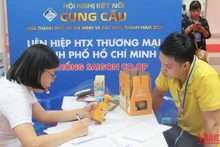 Đại diện doanh nghiệp, cơ sở sản xuất trao đổi, kết nối với một nhà phân phối tại Hội nghị.