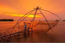 Biến đổi khí hậu gây ảnh hưởng nghiêm trọng đến sinh kế của người dân đồng bằng sông Cửu Long. Ảnh: Vó tôm - NSNA Trương Hoàng Thêm.