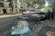 Nhiều xe ô-tô ở Paris và các thành phố ngoại ô bị đốt cháy. (Ảnh: Khải Hoàn)