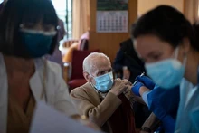 Tiêm vaccine cho người cao tuổi ở châu Âu.(Ảnh: AP)
