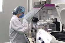 Xét nghiệm mẫu hài cốt liệt sĩ tại Trung tâm giám định ADN thuộc Viện Công nghệ sinh học (Viện Hàn lâm Khoa học và Công nghệ Việt Nam). Ảnh: MAI LAN.