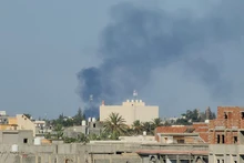 Khói bốc lên sau các cuộc đụng độ ở Tripoli, Libya, ngày 15/8/2023. (Ảnh: AFP/TTXVN)