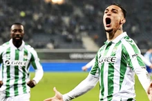 Antony (phải) đang tìm lại niềm vui chơi bóng khi được cho mượn đến Real Betis.