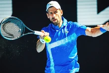 Novak Djokovic đang nỗ lực vượt qua gánh nặng tuổi tác để chinh phục những dấu mốc mới.