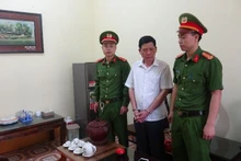 Lực lượng công an bắt ông Nguyễn Văn Quang. (Ảnh Công an Bắc Giang)