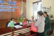 Người dân thực hiện thủ tục hành chính tại xã Quang Thịnh, huyện Lạng Giang. (Ảnh: NGA MƠ)