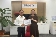 Anh Phạm Văn Xuân hoàn thành giao dịch chuyển tiền lại cho đại diện Công ty.