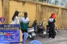 Nhiều em học sinh ở Lạng Giang đi xe máy điện không đội mũ bảo hiểm.