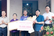 Bí thư Tỉnh ủy Bắc Giang Dương Văn Thái (thứ 2, phải sang) tặng quà cho đại diện gia đình vận động viên Nguyễn Thị Oanh.