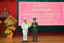 Thừa ủy quyền của Bộ trưởng Công an, Đại tá Nguyễn Quang Vinh, Giám đốc Công an tỉnh Bắc Giang trao Quyết định bổ nhiệm Phó Giám đốc Công an tỉnh cho Thượng tá Nguyễn Thế Tuấn.