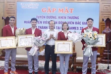 Đồng chí Mai Sơn, Phó Chủ tịch UBND tỉnh Bắc Giang tặng thưởng cho các vận động viên tại buổi lễ.