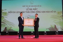 Trao Giấy chứng nhận điểm du lịch Vạn Hoa hồ Va.