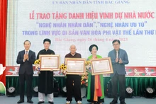 Đại diện Ban tổ chức trao Bằng công nhận danh hiệu Nghệ nhân nhân dân cho các nghệ sĩ tại buổi lễ.