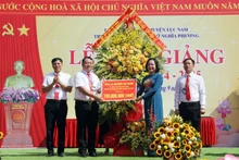 Đồng chí Nguyễn Thị Thanh tặng 100 triệu đồng cho Quỹ Khuyến học Trường THCS Nghĩa Phương.