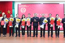 Đồng chí Lê Bá Ngọc trao Quyết định bổ nhiệm cho các đồng chí Phó Chi cục trưởng Chi cục Thuế khu vực VI.