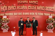 Đồng chí Lê Quốc Minh (chính giữa) nhấn nút Khai trương Báo Bắc Giang điện tử tiếng Trung Quốc.