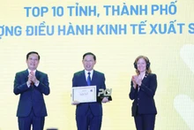 Chủ tịch Ủy ban nhân dân tỉnh Bắc Giang Lê Ánh Dương (giữa) nhận kỷ niệm chương dành cho 10 tỉnh, thành phố xuất sắc nhất cả nước về thực hiện PCI năm 2022.