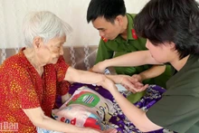 Tổ công tác đến tận nhà thu mẫu sinh trắc ADN của thân nhân các liệt sĩ.
